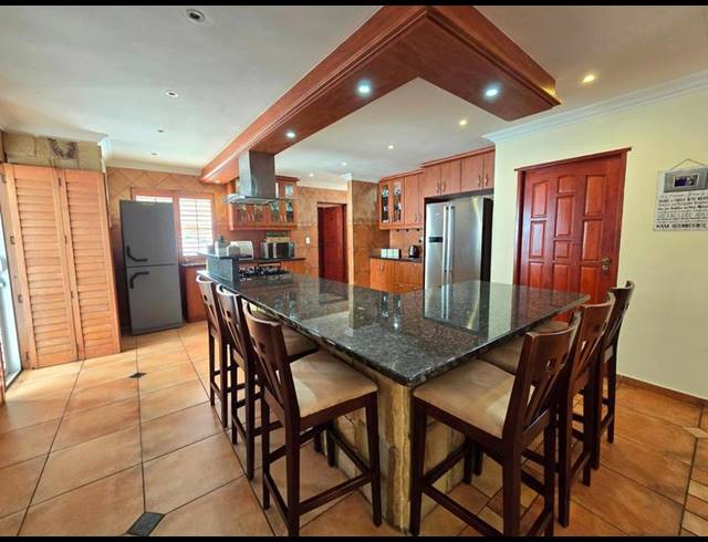 5 BEDROOM HOUSE FOR SALE IN GOLDEN MILE